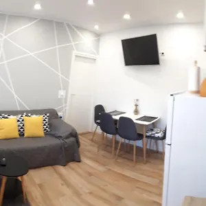 Lili In Pet Friendly, Free Parking Apartment