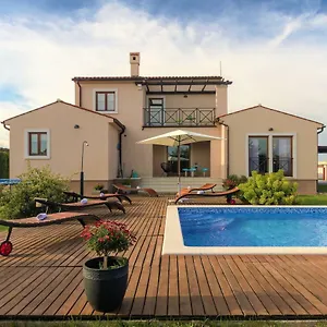 Nana - Modern With A Pool Surrounded By Nature, Istria-pula Villa Valtura